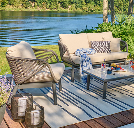 Gartensessel, Gartensofa und niedriger Tisch mit Keramik-Platte