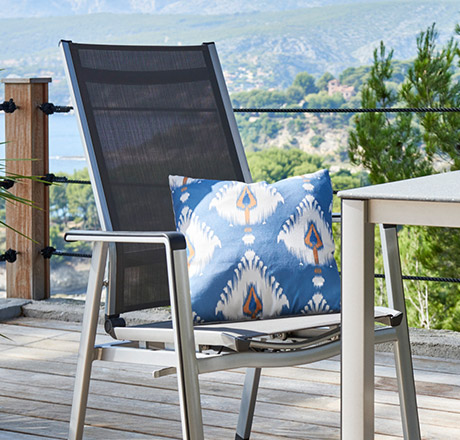 Gartenstuhl & Tisch  aus Edelstahl auf Holzterrasse