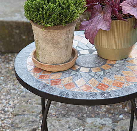 Kleiner Gartentisch mit Mosaik-Platte