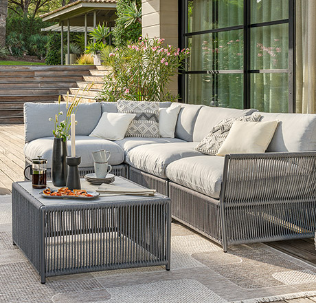 Gartenmöbel Lounge-Ecke mit Gestell umspannt mit grauem Rope