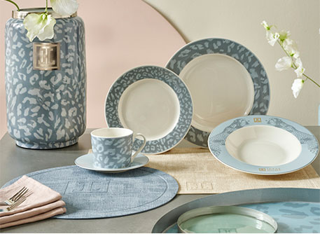 Geschirrset mit blauem Leo-Muster, Platzdecken in Blau und Beige, Vase und Dekotabletts in blauem Leo-Muster