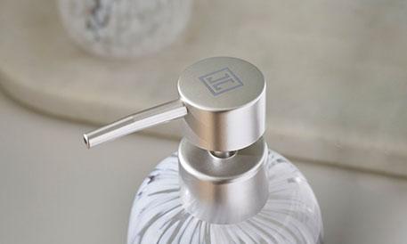 Seifenspender mit Logo JJ auf dem Drück-Element