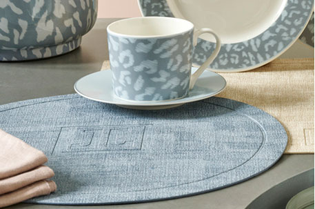 Geschirrset mit blauem Leo-Muster, Platzdeckchen in Blau und Beige