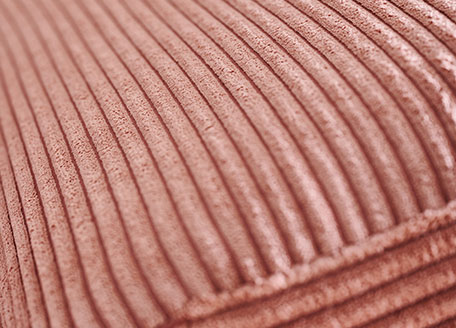 Nahaufnahme von Cordstoff in der Farbe Pfirsich