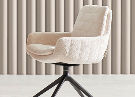 Schalenstuhl mit Bouclébezug in Creme mit schwarzem Drehgestell