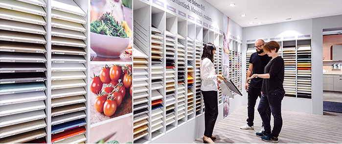 Beratungssituation im Möbelhaus