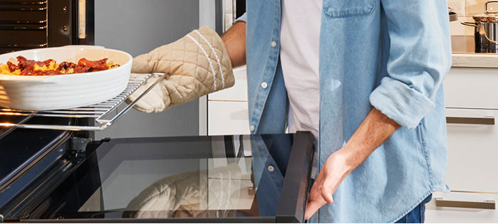 Backofen auf ergonomischer Höhe in Benutzung