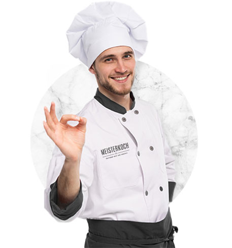 Koch mit weißer Kochkleidung und Mütze, Kochkittel mit Meisterkoch-Logo, schwarze Absetzungen, schwarze Schürze