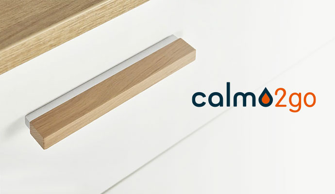 calmo2go, Detail eines holzfarbiges Griffes einer weißen Schublade