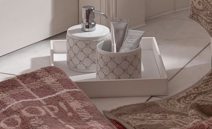 Bad-Accessoires in Weiß und Hellgrau mit Cornflower-Muster, rosa Handtuch mit Karodesign und JOOP! Schriftzug sowie beiges Handtuch mit Paisley-Muster