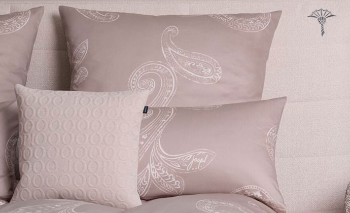 Beige Bettwäsche mit Paisley-Muster, beiges Kissen mit Paisley-Muster und JOOP! Schriftzug, cremefarbiges Kissen mit JOOP! Schriftzug