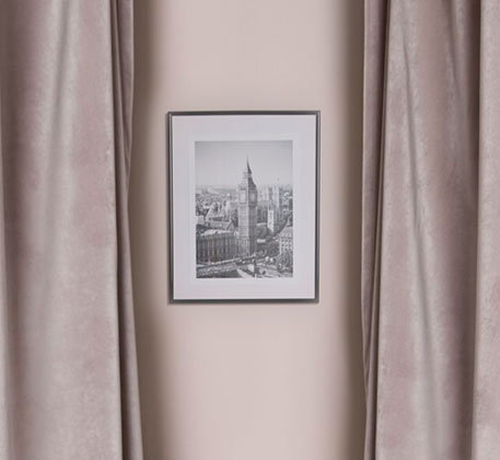 hellgraue Gardinen neben Wand mit Wandbild von Big Ben
