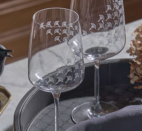 2 Weingläser mit JOOP-Cornflower auf dunkelgrauem Tablett und grauer Serviette