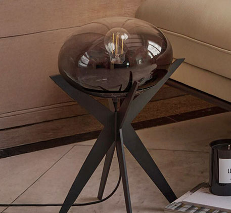 schwarze Tischleuchte mit Rauchglas-Schirm, Deko