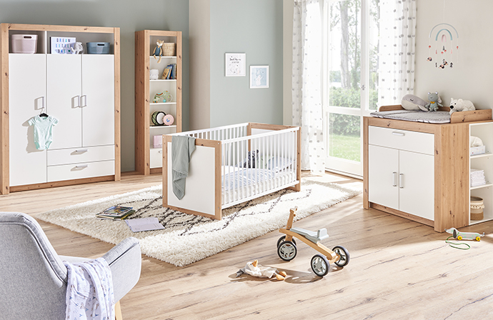 Geradlinige Möbelserie fürs Babyzimmer in Holzoptik und Weiß