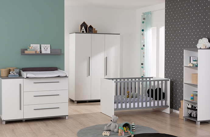 Schlichte Möbel fürs Babyzimmer in Weiß mit grauen Akzenten