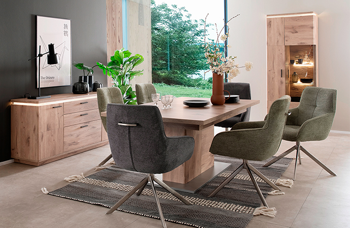 Möbel in hellem Holzdekor, geradlinig mit LED-Beleuchtung unter den Deckplatten