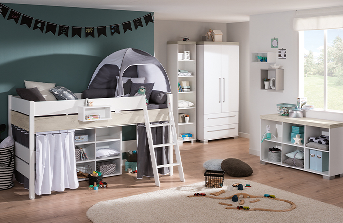 Schlichte Jugendzimmermöbel in Weiß, Akzente in heller Holz-Optik