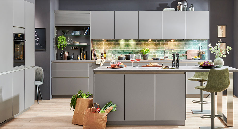 Design-Küche in Grautönen