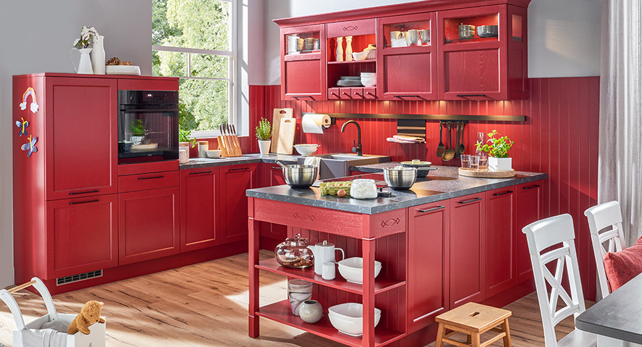 Landhausküche in Dunkelrot