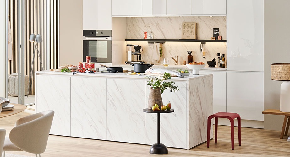 Weiße Küche mit Marmor