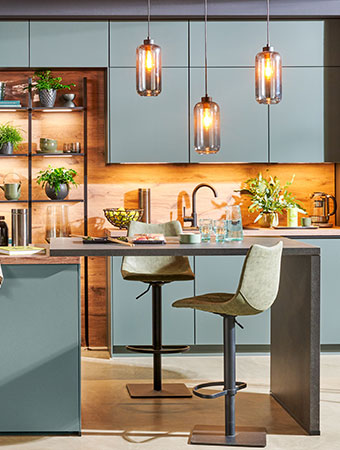 Grifflose Küche in Hellgrau und Holzoptik