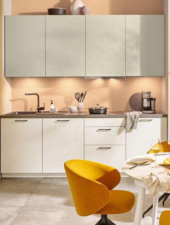 Klassische Küche in Beige & Hellgrau