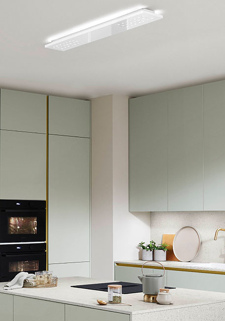 Deckenbeleuchtung in  griffloseer Küche mit Kochinsel