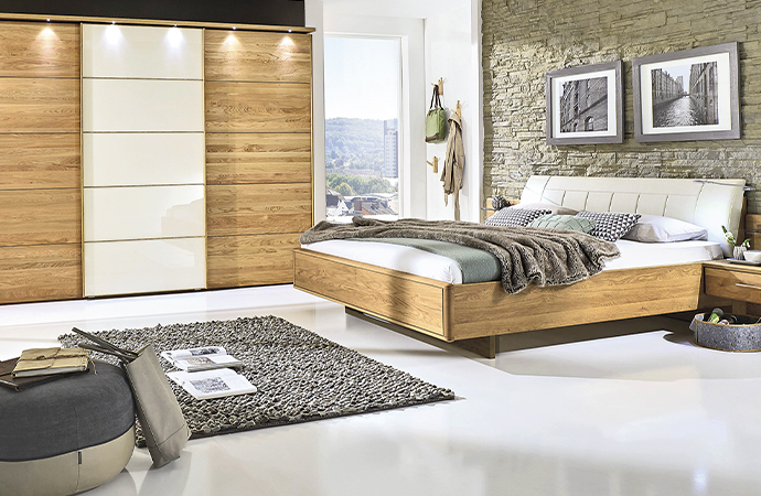 Geradlinige Schlafzimmermöbel in Eiche mit cremefarbenen Akzenten