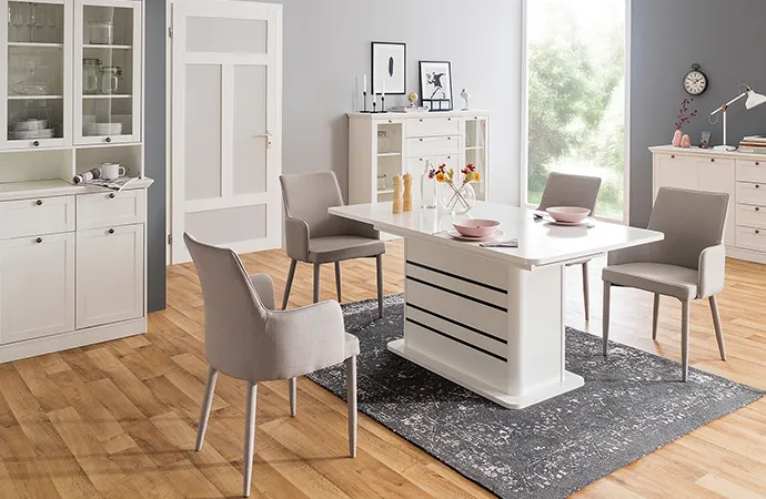 Weiße Esszimmermöbel im Landhausstil, Rahmenfronten und Knopfgriffe