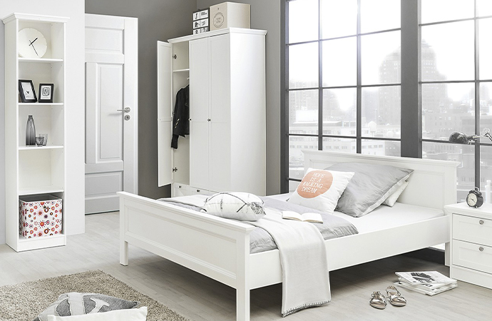 Weiße Möbelserie für das Schlafzimmer im Landhaus-Stil