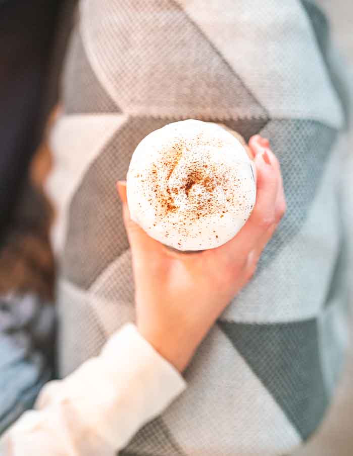 Cappuccino von oben mit Hand