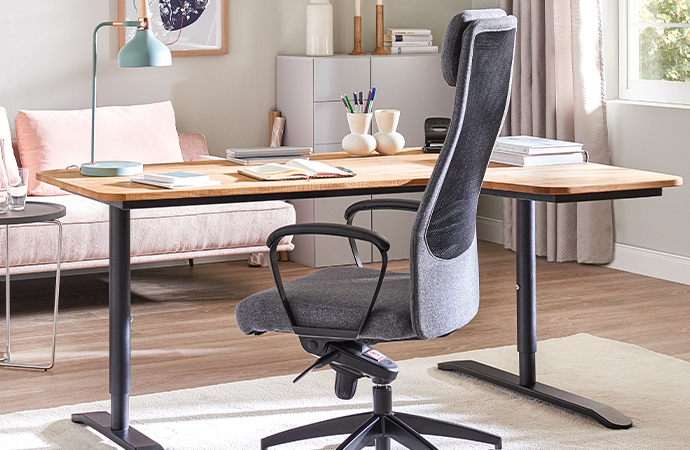 Eckschreibtisch mit Bürostuhl 