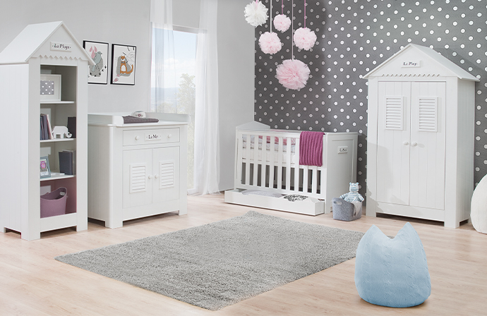 Weiße Kinderzimmermöbel mit kleinen Dächern