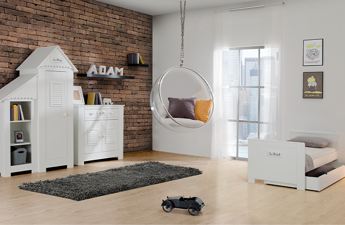 Weiße Kindermöbel mit kleinem Dach