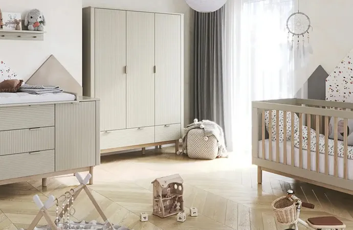 Kaschmirfarbene Babymöbel mit Fronten im Streben-Design und hellem Holzgestell
