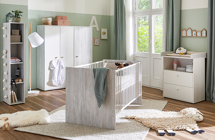 Schlichte Möbelserie fürs Babyzimmer in grauer Holz-Optik und Weiß