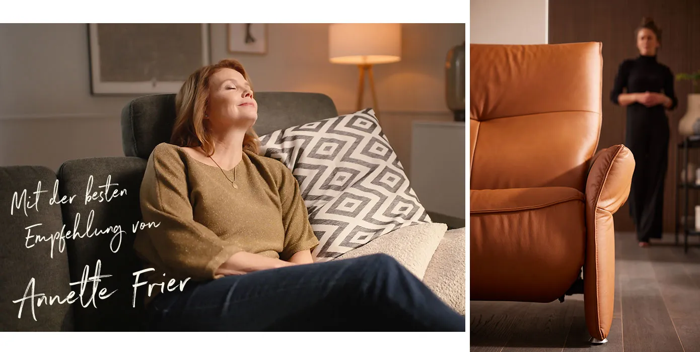 Mit der besten Empfehlung von Annette Frier. Annette Frier auf einer Couch im Wohnzimmer. Detail einer orangen Ledercouch mit einer Frau im Hintergrund.