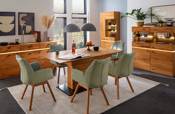 Wildeiche-Möbel fürs Esszimmer, geradlinige Form mit LED-Beleuchtung umlaufend