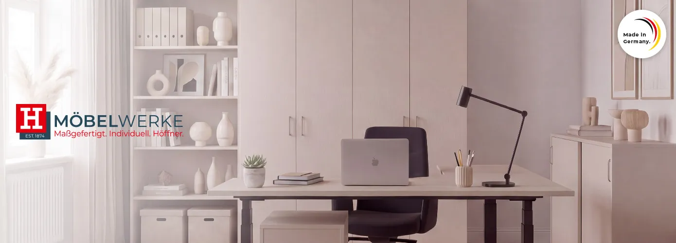 Möbelwerke. Maßgefertigt. Individuell. Höffner. Made in Germany, Büro mit beigen Büromöbeln und Deko.