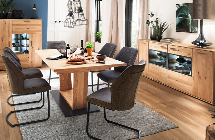 Geradlinige Holzmöbel fürs Esszimmer 