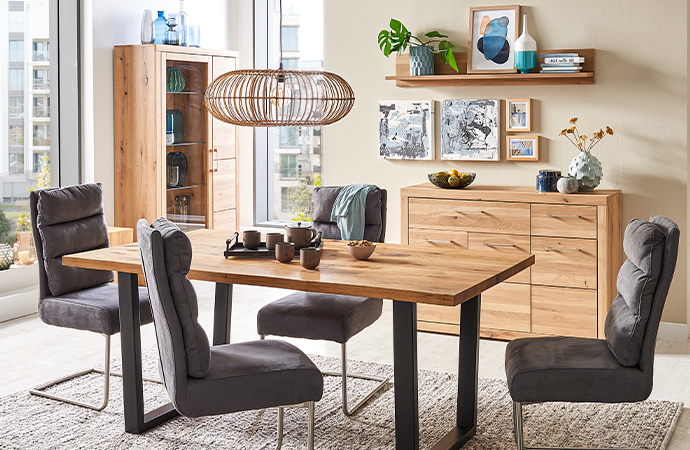 Geradlinige Möbel in heller Holzoptik