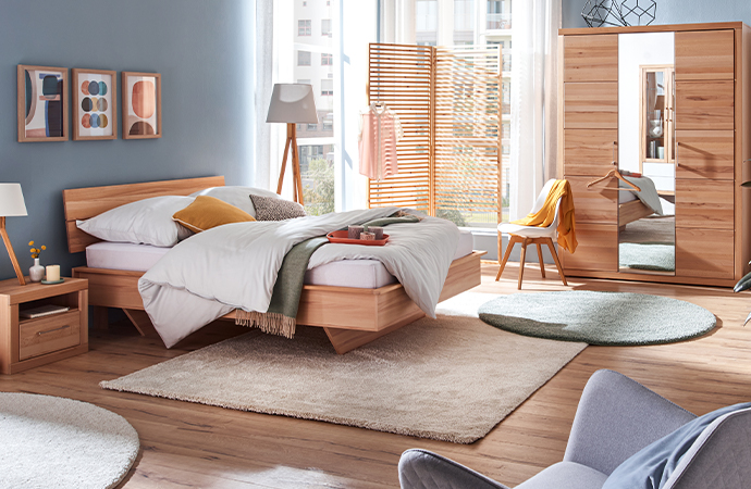 Geradlinige Schlafzimmermöbel in hellem Holz-Dekor