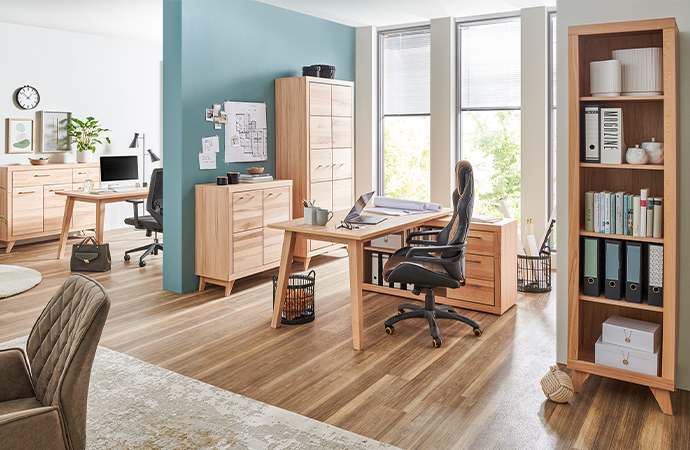 Möbel fürs Arbeitszimmer in heller Holz-Optik mit Skandi-Note