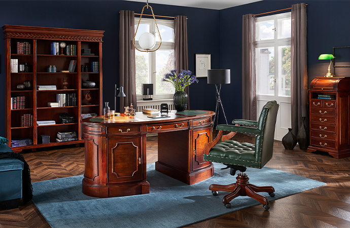 Klassische Büroserie mit Mahagoniholz und goldfarbenen Beschlägen, englischer Stil