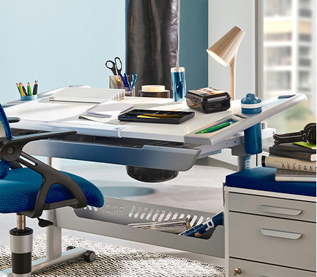 Kinderschreibtisch in Grau-Weiß mit Schreibutensilien, Schreibtischstuhl in Blau-Schwarz, grau-weißer Rollcontainer