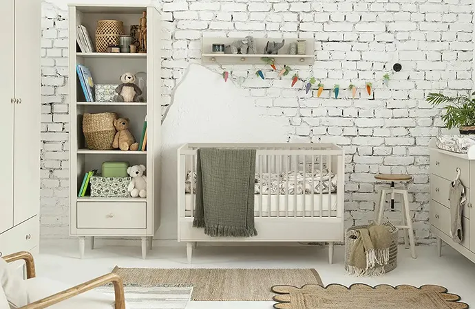 Babyzimmer mit Möbeln in Farbe Kaschmir, geradlinige Form und nostalgische Knopfgriffe