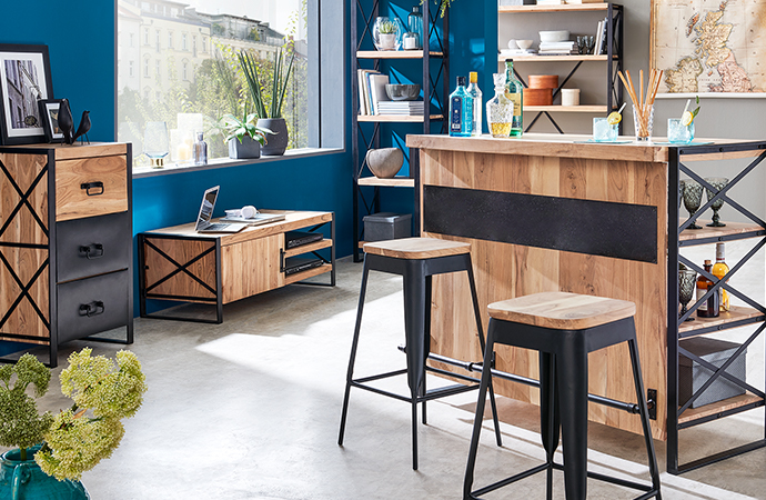 Industrial Möbel für Esszimmer & Bar, Akazienholz und schwarze Metallrahmen