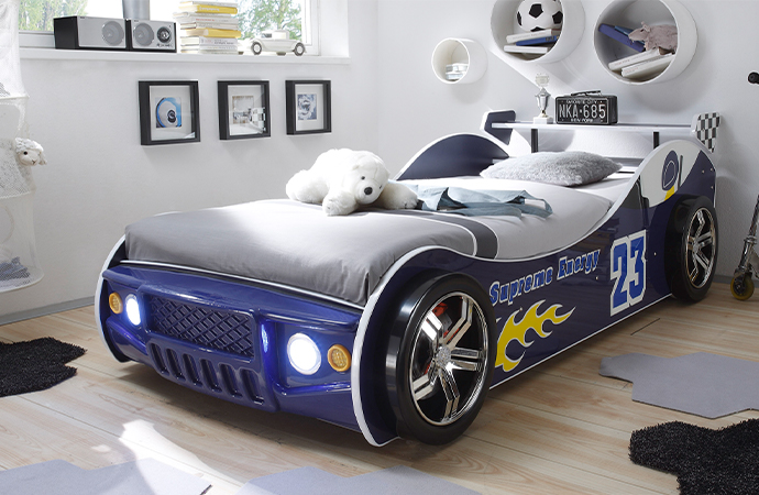 Blaues Kinderbett im Rennauto-Design