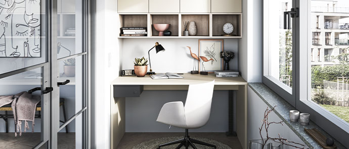 Sicht auf eine Arbeitsecke in einer Wandnische, Schreibtisch und Wandregal optimal in die Nische eingepasst